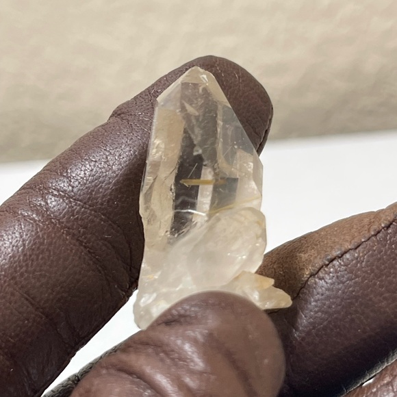 Mini Rutile in Quartz raw point - Picture 12 of 16